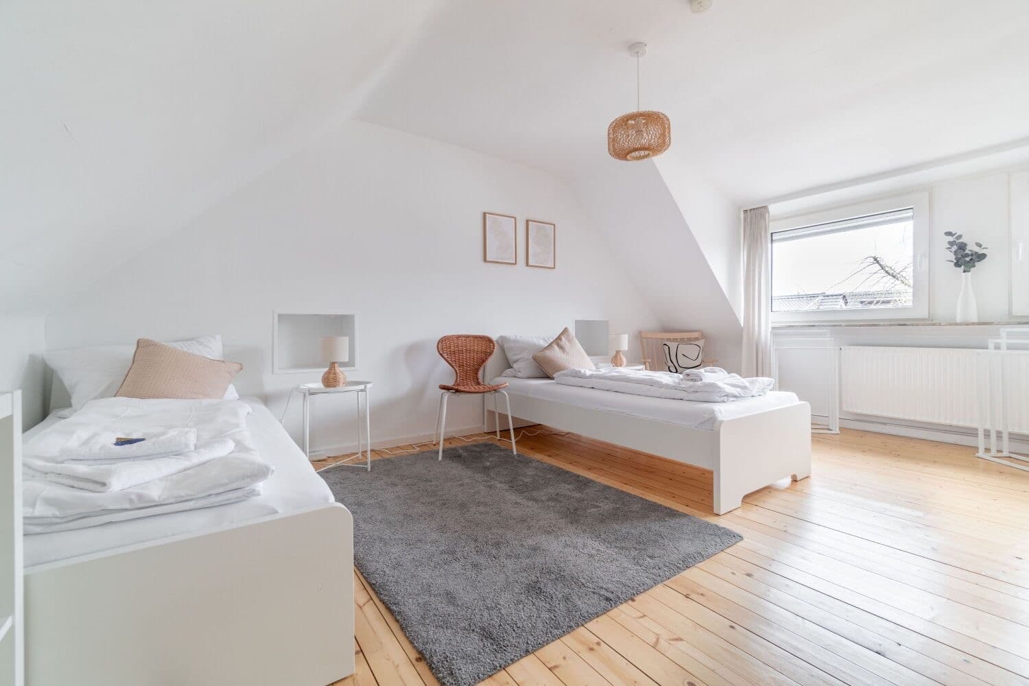 Schlafzimmer im Dachgeschoss mit zwei Einzelbetten