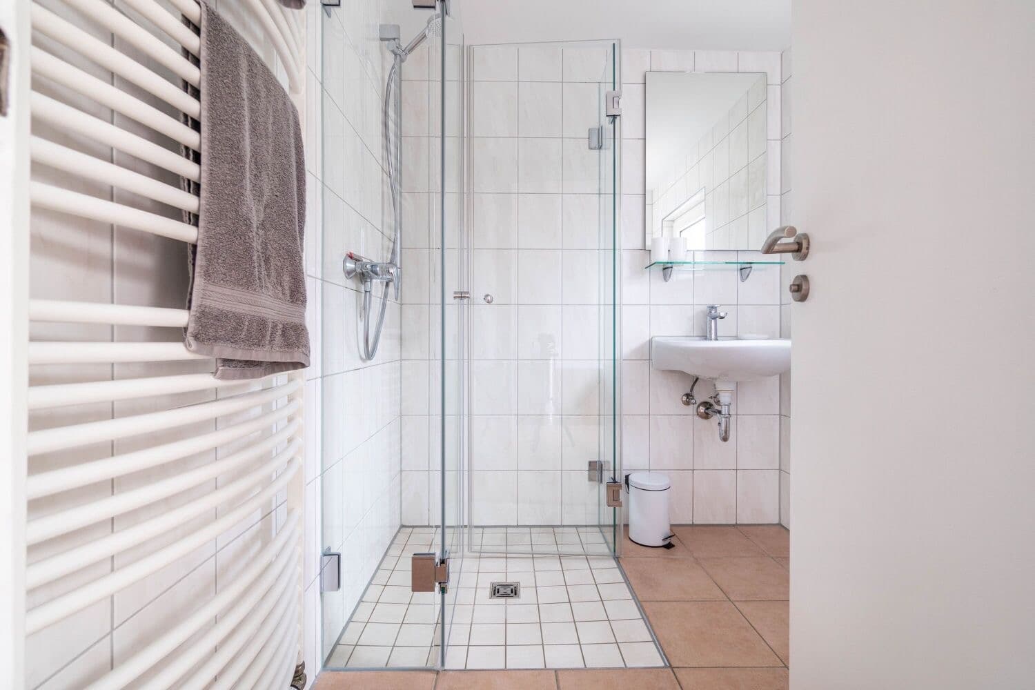 Badezimmer mit Dusche und Handtuchheizkörper