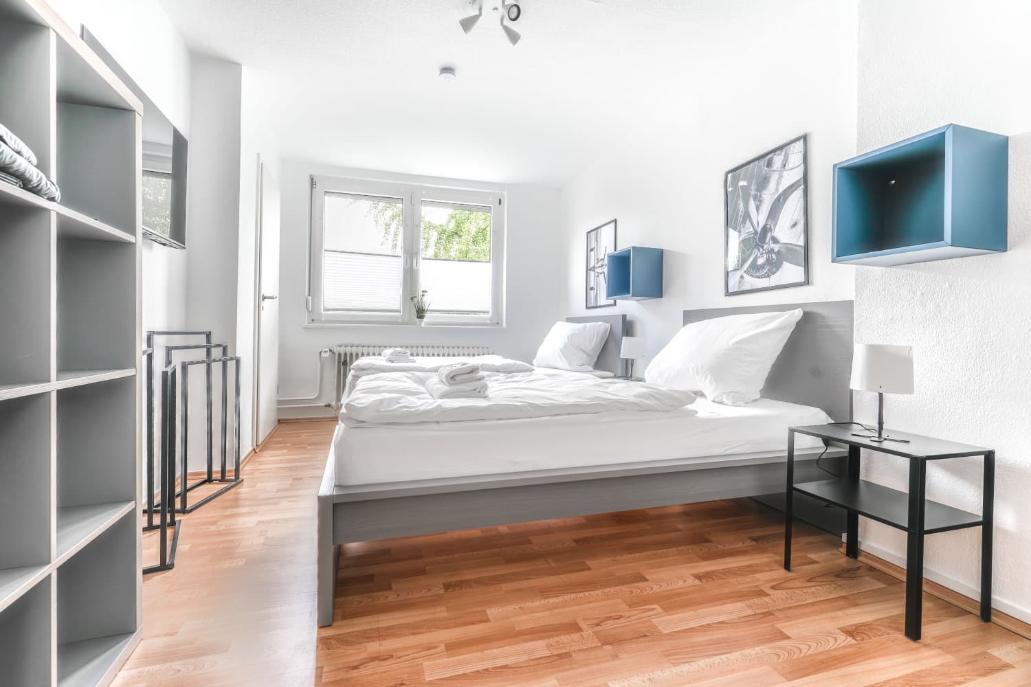 Schlafzimmer mit zwei Einzelbetten