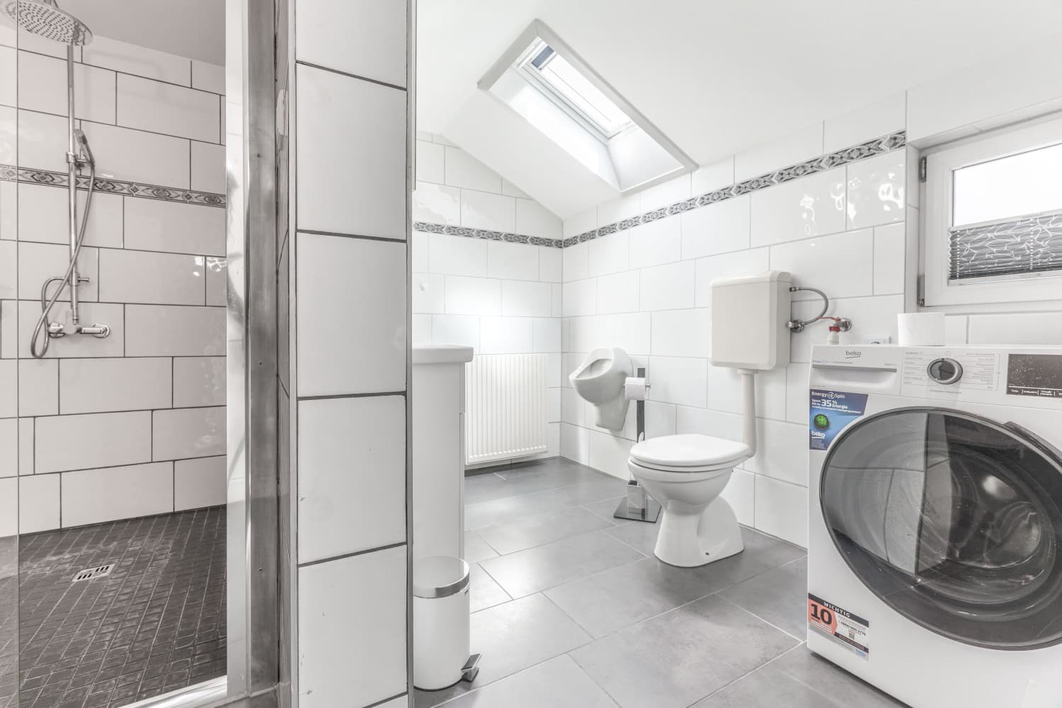 Badezimmer mit Dusche, WC und Waschmaschine