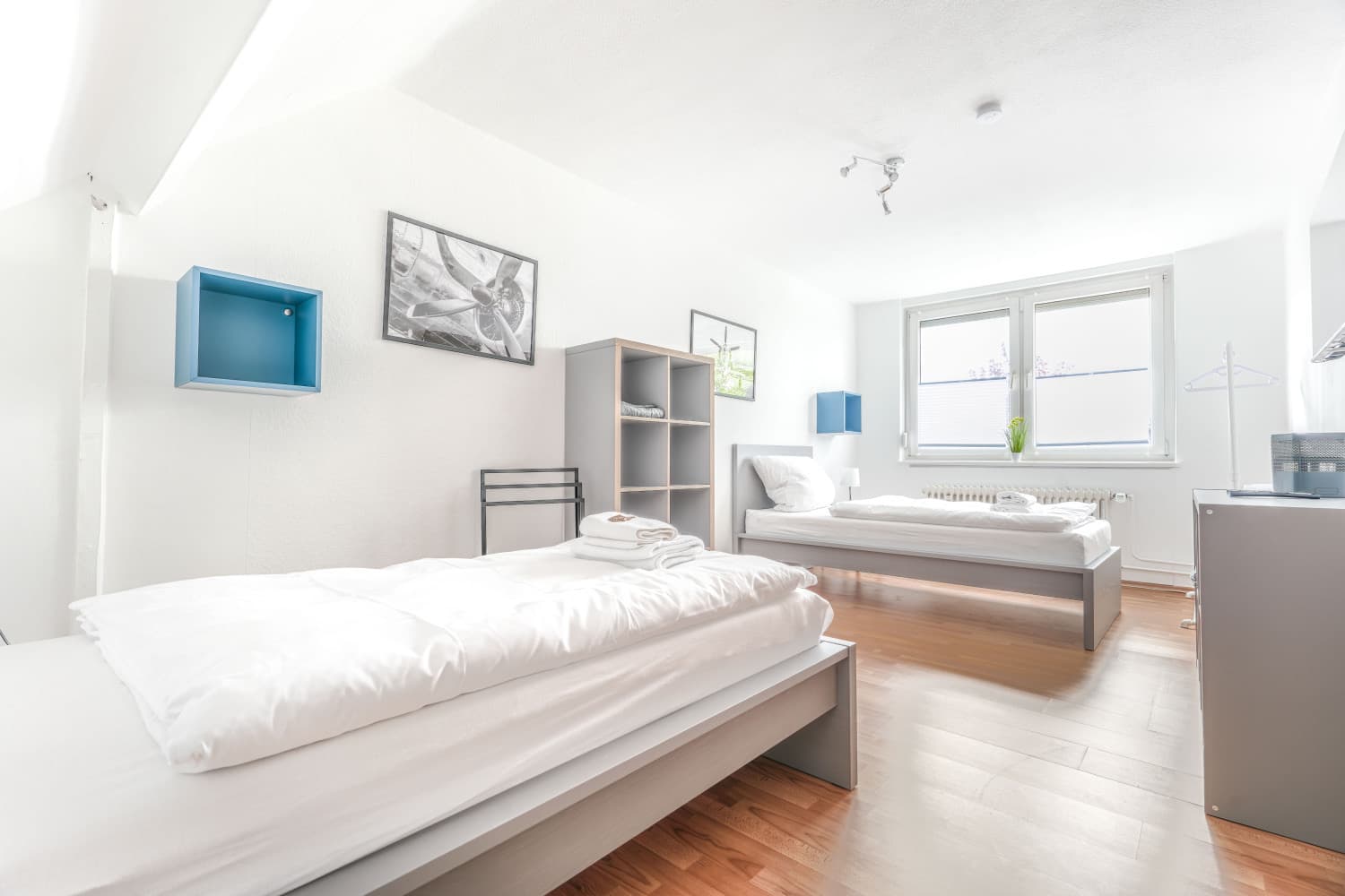 Schlafzimmer mit zwei Einzelbetten unter der Dachschräge