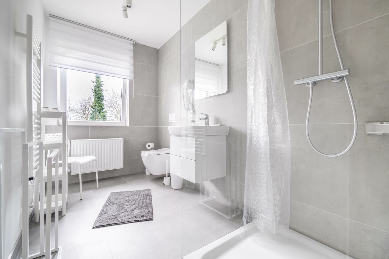 Badezimmer mit Dusche und Fenster