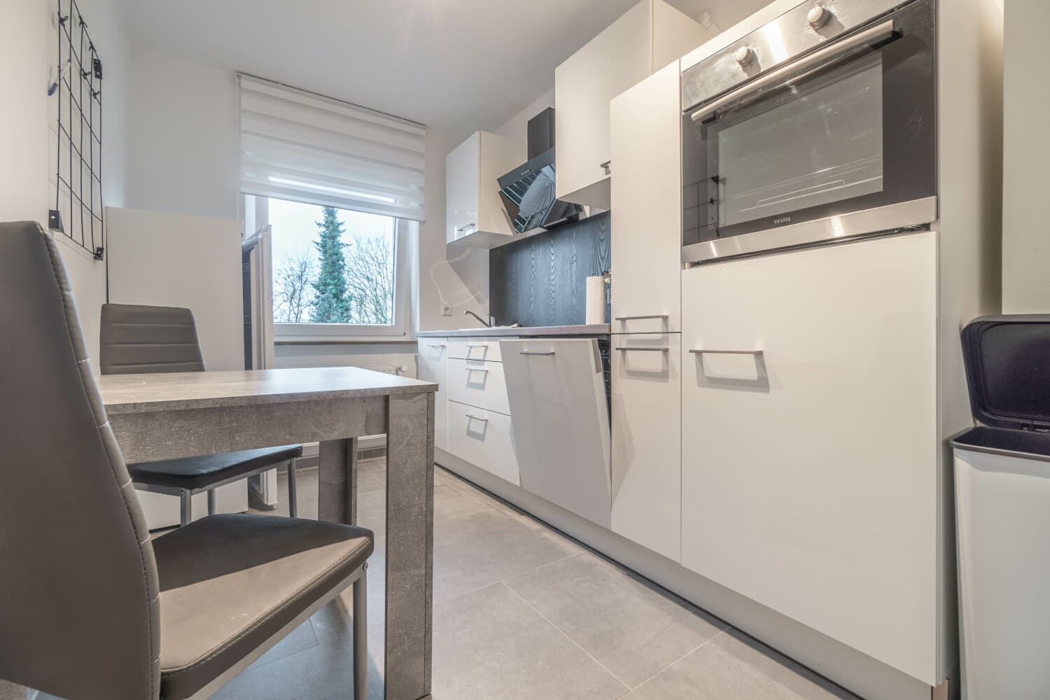 Küche mit Backofen und Essplatz
