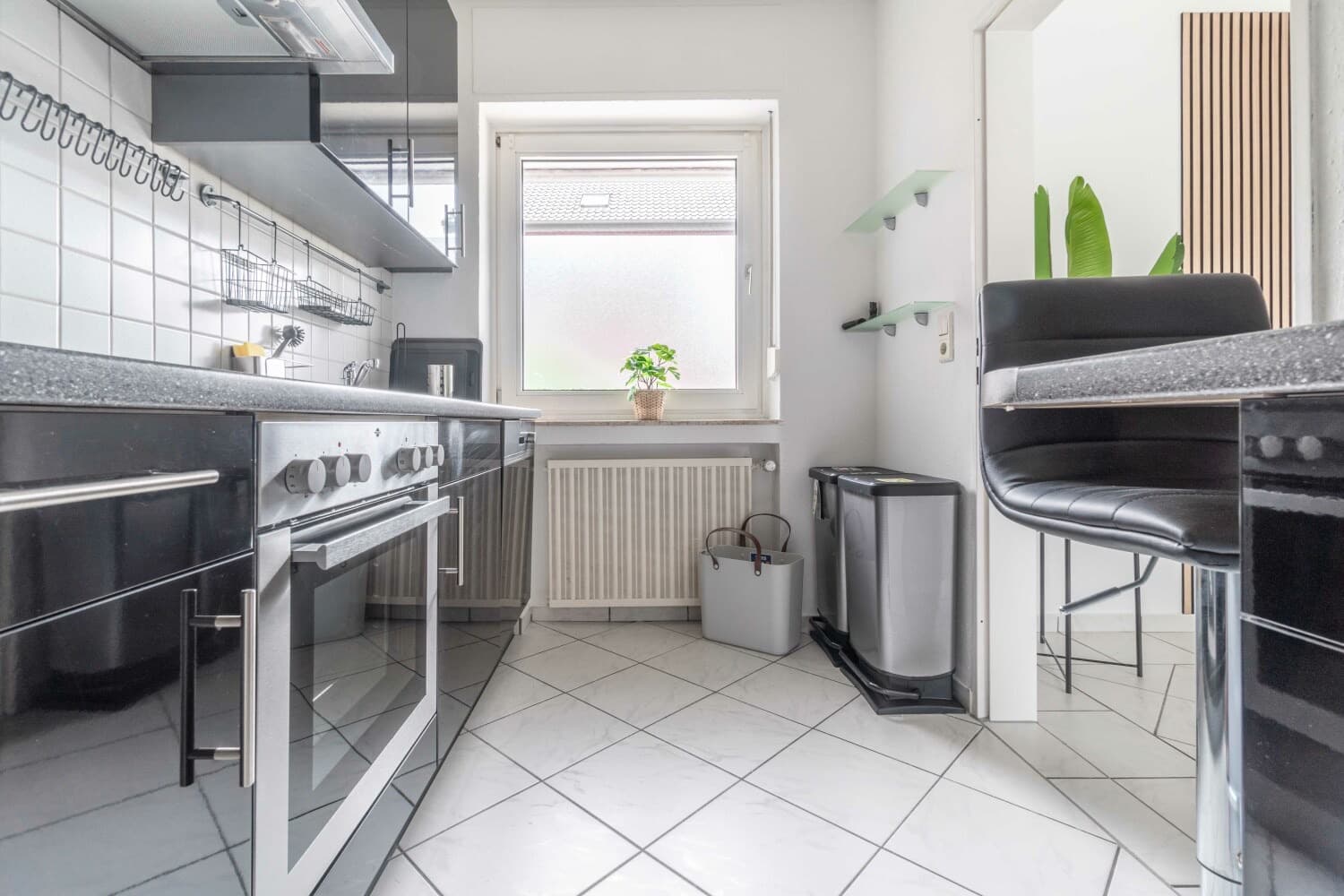 Küche mit Herd, Backofen und Fenster
