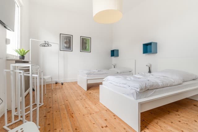 Schlafzimmer mit zwei Einzelbetten und Holzdielen