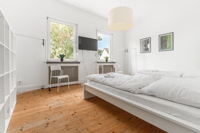 Schlafzimmer mit Einzelbett und Fernseher