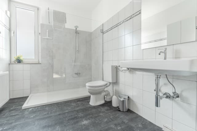 Badezimmer mit ebenerdiger Dusche