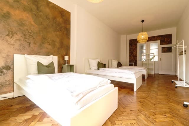 Schlafzimmer mit Doppelbett vor Wandbild